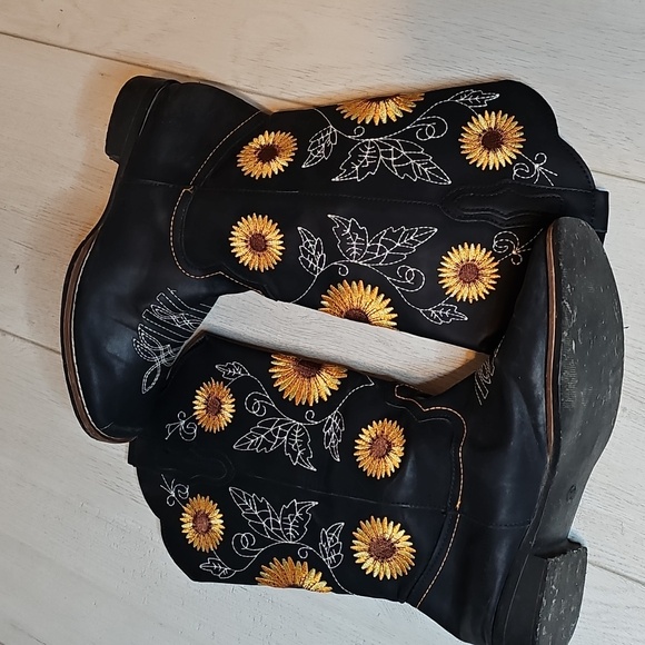 Sunflower Embroidered Cowboy Boots Black Faux Leather Size 40/US 8 (Runs Small) - Picture 6 of 9